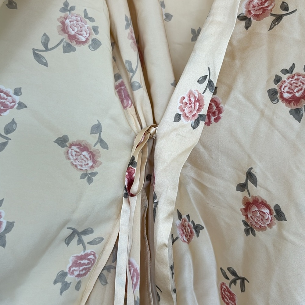 Victoria Secret SILK ROBE SZ M NWOT WITH POCKETS - Picture 2 of 8